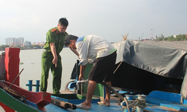 Khởi tố thuyền trưởng, thủy thủ &quot;lén&quot; trộm xăng từ tàu hàng bán cho ghe nhỏ trên sông Đồng Nai - Ảnh 3.