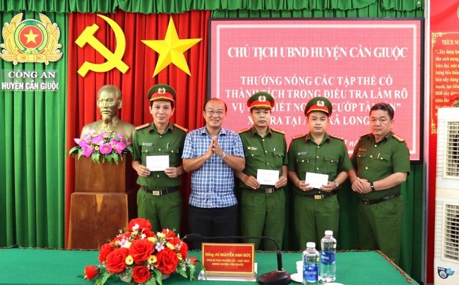 Chủ tịch UBND huyện Cần Giuộc thưởng nóng 25.000.000 đồng khám phá nhanh vụ giết chủ quán cà phê - Ảnh 1.