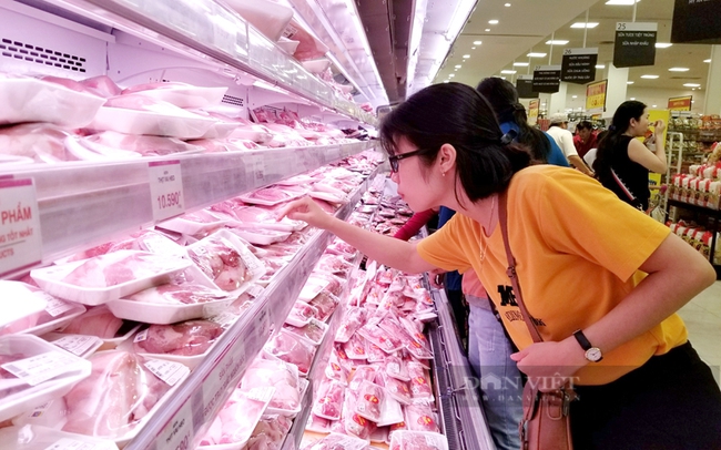Người dân mua sắm ở siêu thị Aeon Mall, TP.Thuận An, Bình Dương. Ảnh: Nguyên Vỹ