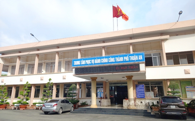 Trong năm 2022, TP.Thuận An thành lập và đưa vào vận hành trung tâm điều hành thành phố thông minh (IOC), đầu tư hoàn chỉnh cơ sở hạ tầng, thiết bị và đẩy mạnh công nghệ thông tin trong công tác cải cách hành chính. Ảnh: Nguyên Vỹ