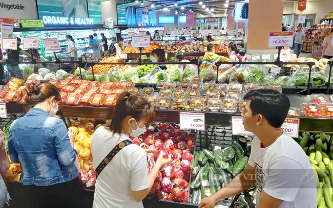 Khách hàng lựa mua rau củ quả ở siêu thị Aeon Mall Bình Dương. Ảnh: Trần Khánh