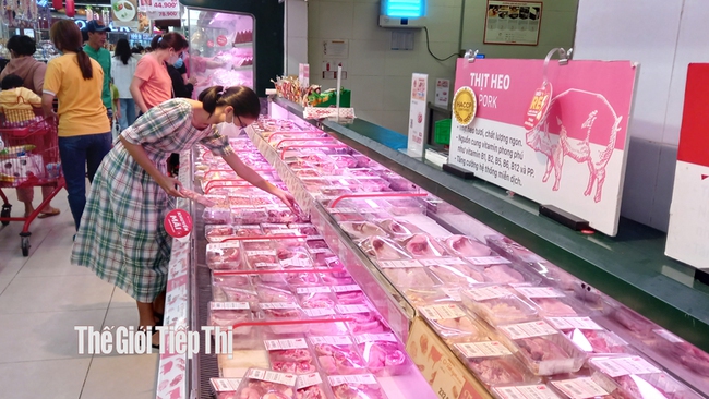 Khách hàng lựa mua thịt heo ở siêu thị Lotte Mart Bình Dương. Ảnh: Trần Khánh
