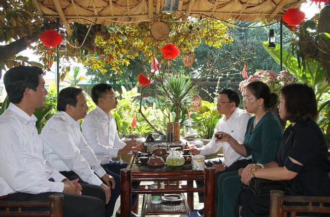 Phó Chủ tịch T.Ư Hội NDVN Bùi Thị Thơm ấn tượng với các mô hình kinh tế của nông dân Nghệ An - Ảnh 4.