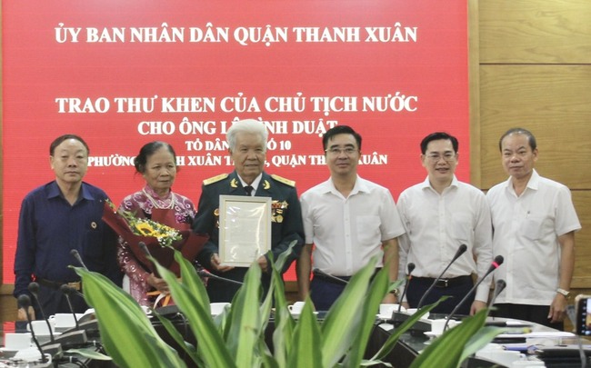 Quận Thanh Xuân trao Thư khen của Chủ tịch nước cho ông Lê Đình Duật - Ảnh 1.