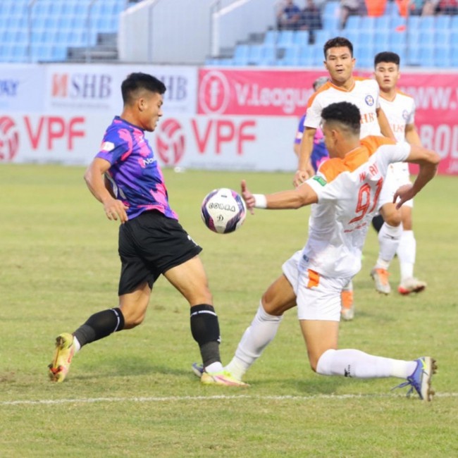 Trọng tài Thái Lan mắc sai lầm, suýt khiến cuộc đua trụ hạng V.League thay đổi - Ảnh 1.