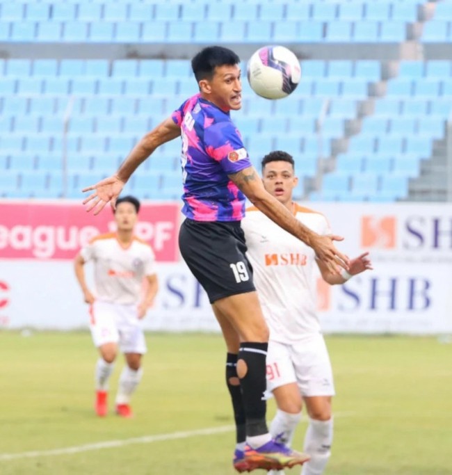 Trọng tài Thái Lan mắc sai lầm, suýt khiến cuộc đua trụ hạng V.League thay đổi - Ảnh 2.