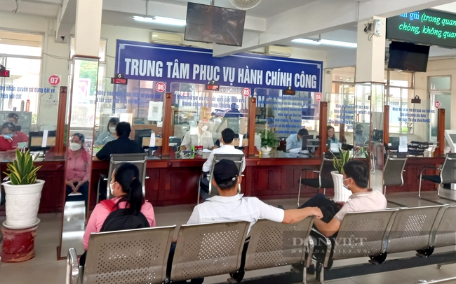 Người dân làm thủ tục hành chính tại Trung tâm phục vụ hành chính công TP.Thuận An, Bình Dương. Trần Khánh