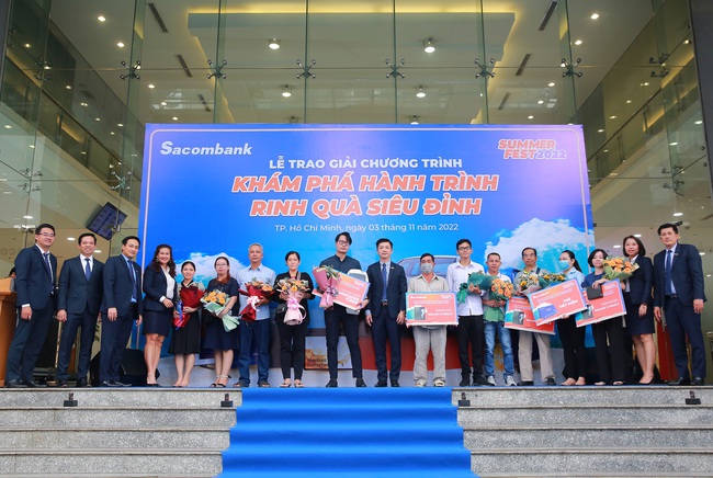 Sacombank trao giải cho khách hàng trúng thưởng chương trình khuyến mãi “Khám phá hành trình - Rinh quà siêu đỉnh” - Ảnh 1.