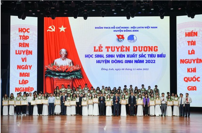 Đông Anh khen thưởng các học sinh, sinh viên tiêu biểu năm 2022 - Ảnh 1.