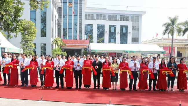 Các đại biểu cắt băng xuất hành sản phẩm gà và dê của huyện Yên Thế. (Ảnh: Kim Duyên).