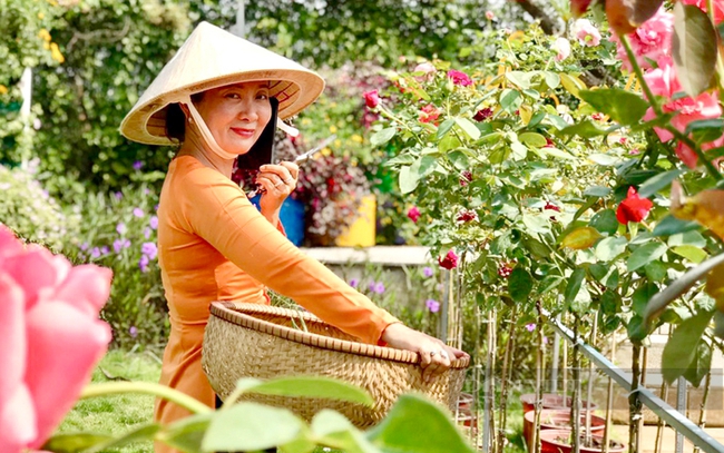 Nông dân huyện Hóc Môn chuyển đổi từ trồng lúa sang trồng hoa kiểng cho thu nhập cao. Ảnh: Trần Khánh