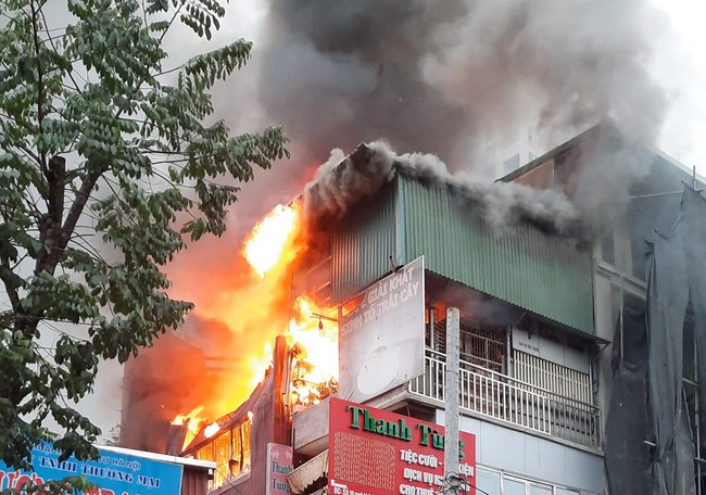 Hà Nội: Cháy lớn trên phố Minh Khai - Ảnh 1.