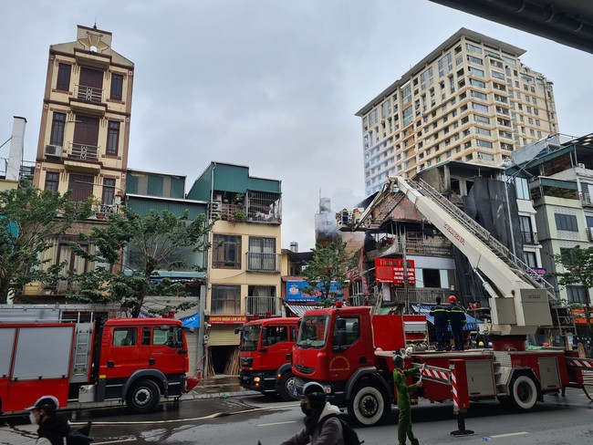 Hà Nội: Cháy lớn trên phố Minh Khai - Ảnh 2.