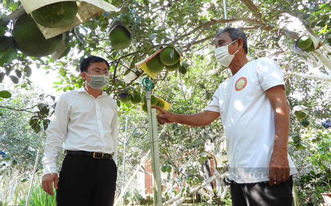 Lão nông Dương Văn Minh (phải) đánh giá cao mô hình Làng thông minh đang triển khai ở quê hương ông. Ảnh: Trần Khánh