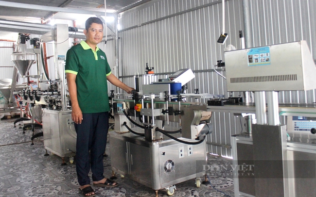 Ông Lê Minh Sang - Giám đốc HTX cây ăn quả Tân Mỹ bên dây chuyền công nghệ chế biến muối tiêu do nguồn kinh phí khuyến công địa phương đầu tư. Ảnh: Trần Khánh