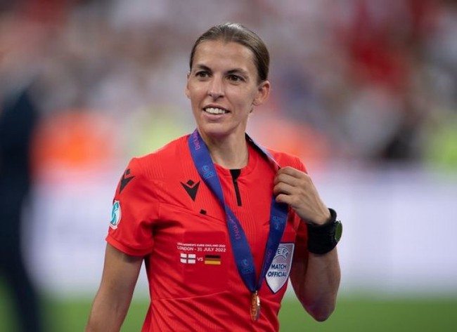 Stephanie Frappart, trọng tài nữ đầu tiên trong lịch sử bắt chính ở World Cup là ai? - Ảnh 1.