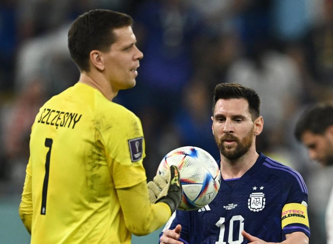 Thủ môn Szczesny: Cản phá penalty từ Messi và bị treo giò vì... cá độ? - Ảnh 2.