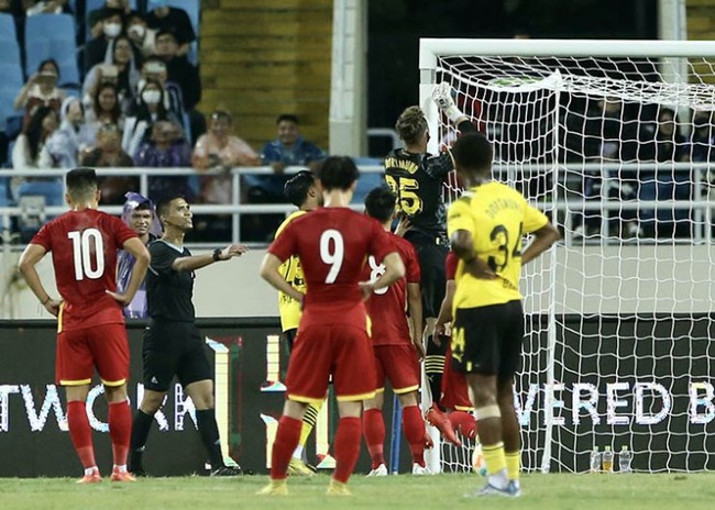 Bật ngửa với lý do trọng tài chỉ bù giờ 1 phút trận ĐT Việt Nam - Dortmund - Ảnh 1.