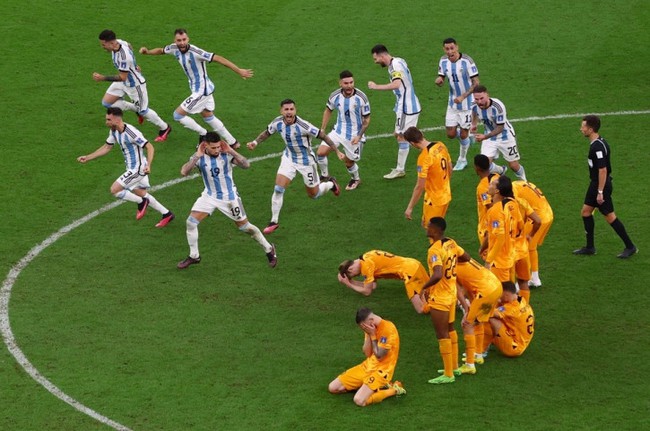 Hãy thưởng thức bức ảnh ấn tượng khi Messi ăn mừng thắng lợi quan trọng trong tình thế khó khăn và không quên khêu khích đối phương!