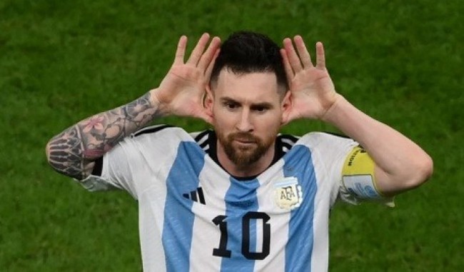 Đây là hình ảnh Messi đang ăn mừng bàn thắng quyết định trong trận đấu giữa Argentina và Hà Lan. Cầu thủ này thường xuyên khiêu khích đối thủ và là ngôi sao nổi tiếng của bóng đá thế giới. Hãy xem hình ảnh để thấy ngôi sao này thể hiện tài năng của mình trên sân cỏ!