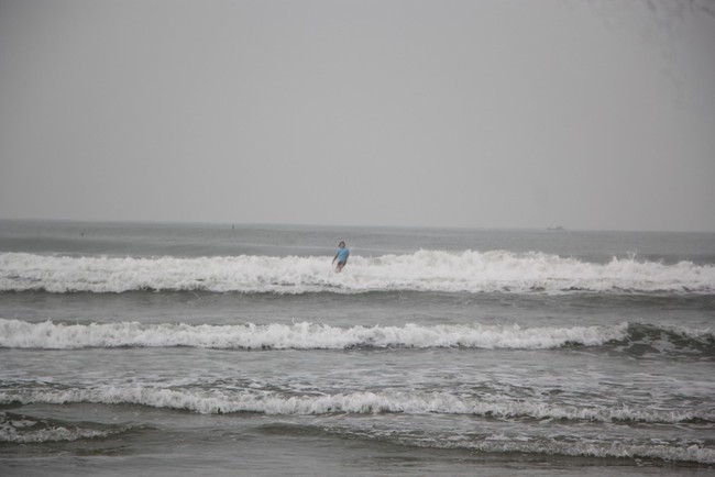Lần đầu tiên tổ chức thi lướt sóng trên biển Đà Nẵng - Ảnh 2.