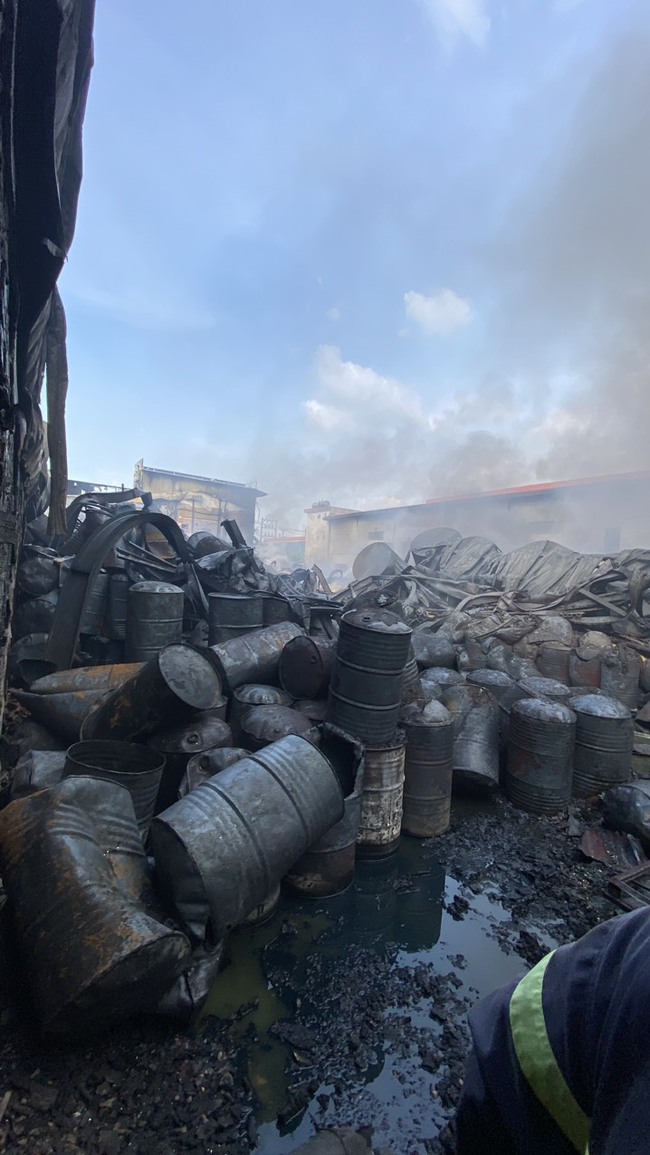 Liên quan vụ cháy công ty trong khu công nghiệp Hải Sơn: Tìm thấy bộ xương nghi của nạn nhân mất tich - Ảnh 4.