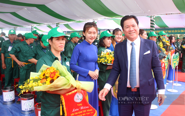 Ông Lê Thanh Hưng – Tổng Giám đốc Tập đoàn VRG tặng hoa chúc mừng các đội tham gia dự thi. Ảnh: Nguyên Vỹ