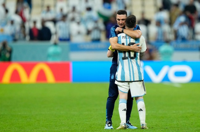 VIDEO: HLV Argentina bất khóc, ôm chầm lấy Messi - Ảnh 2.