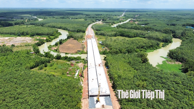 Công trình cầu nối 2 tỉnh Bình Dương – Tây Ninh, bắc qua sông Sài Gòn.  Ảnh: Trần Khánh