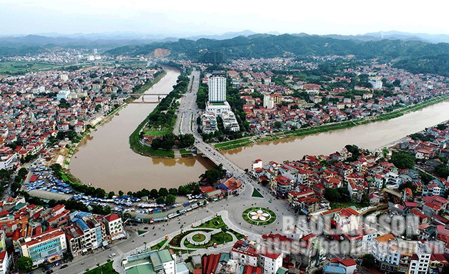 Dòng sông chảy ngược ở Việt Nam với giai thoại Quan Tuần Tranh nhảy sông tuẫn tiết hóa cặp rắn thần  - Ảnh 1.