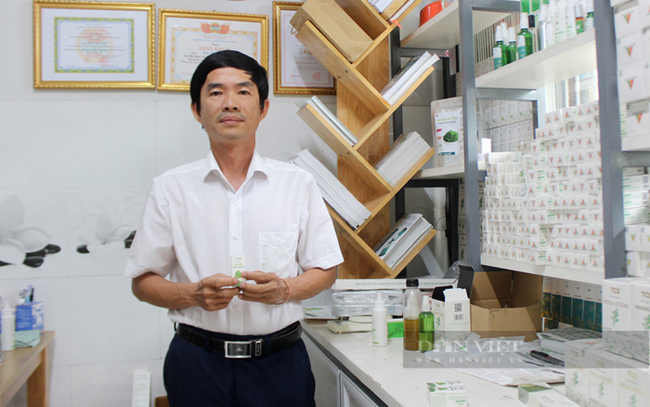Ông Hà Văn Lộc bên cạnh các sản phẩm tinh dầu khác của công ty. Ảnh: Nguyên Vỹ