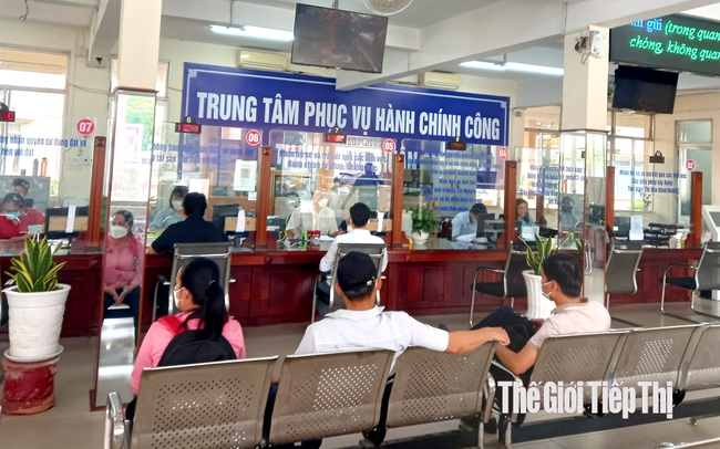 Bình Dương đặt  mục tiêu đến năm 2025, chính quyền số đạt 100% hồ sơ công việc tại cấp tỉnh, cấp huyện và xã được xử lý trên môi trường mạng. Người dân làm thủ tục hành chính tại Trung tâm phục vụ hành chính công TP.Thuận An, Bình Dương. Ảnh: Trần Khánh