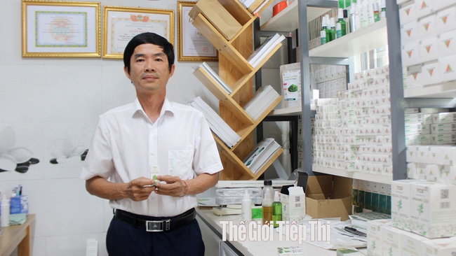 Ông Hà Văn Lộc bên cạnh các sản phẩm tinh dầu khác của công ty. Ảnh: Trần Khánh