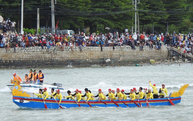 Hơn 200 ngư dân từng bừng tranh giải đua thuyền trên Đầm Nại ở Ninh Thuận  - Ảnh 4.