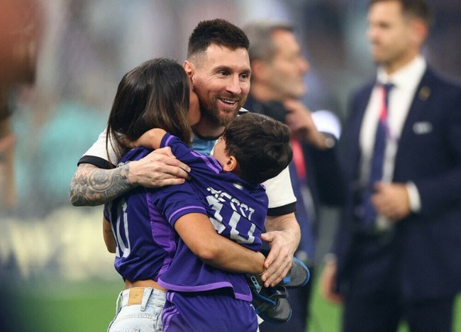Xúc động hình ảnh Messi cùng vợ và 3 con nâng cúp vàng World Cup 2022 - Ảnh 3.