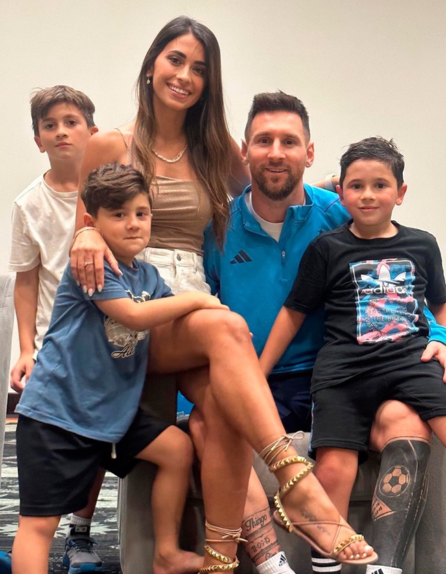 Xúc động hình ảnh Messi cùng vợ và 3 con nâng cúp vàng World Cup 2022 - Ảnh 7.