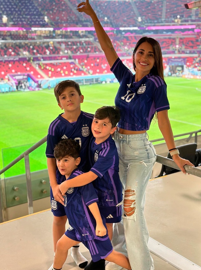Xúc động hình ảnh Messi cùng vợ và 3 con nâng cúp vàng World Cup 2022 - Ảnh 8.