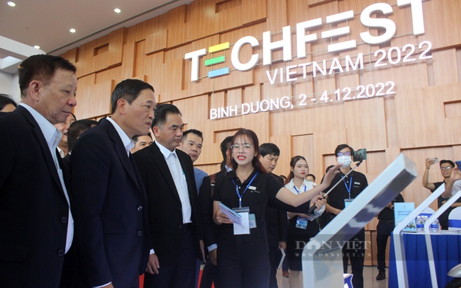 Ông Trần Văn Tùng – Thứ trưởng Bộ Khoa học và Công nghệ (thứ 2 từ trái sang) tham quan các gian triển lãm tại Techfesh Việt Nam 2022. Ảnh: Nguyên Vỹ