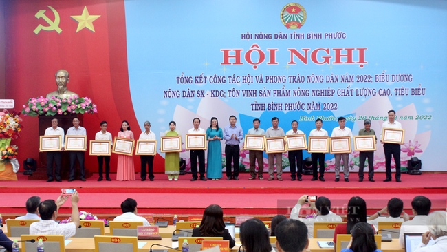 Lãnh đạo Trung Ương Hội Nông dân Việt Nam trao bằng khen của Thủ tướng Chính phủ cho 14 hộ nông sản xuất kinh doanh giỏi tỉnh Bình Phước. Ảnh: Nguyên Vỹ