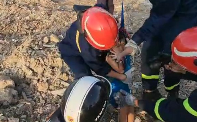 Đồng Nai: Cứu bé gái bị rơi xuống hố cọc ép bê tông sâu 15m - Ảnh 1.