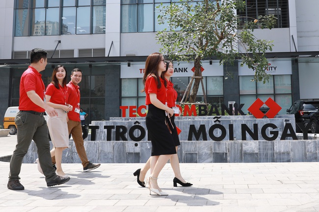 Techcombank – Ngân hàng đầu tiên tại Việt nam được vinh danh “Nơi làm việc xuất sắc 2022”  - Ảnh 2.