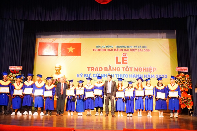 Trường Cao đẳng Đại Việt Sài Gòn trao bằng tốt nghiệp cho gần 600 tân khoa - Ảnh 1.