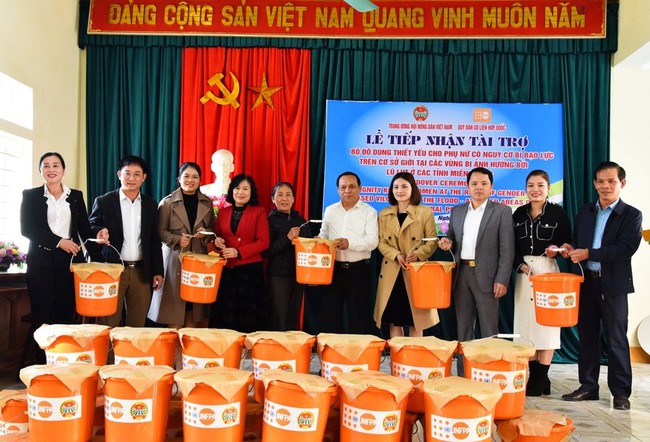 Hội Nông dân tỉnh Nghệ An tiếp nhận hàng ngàn bộ đồ dùng thiết yếu hỗ trợ nữ hội viên vùng khó khăn - Ảnh 1.