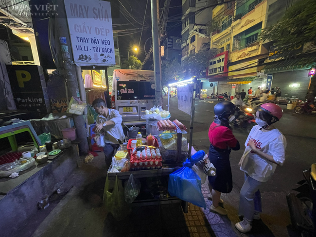 Một hàng hột vịt lộn đúng chuẩn.