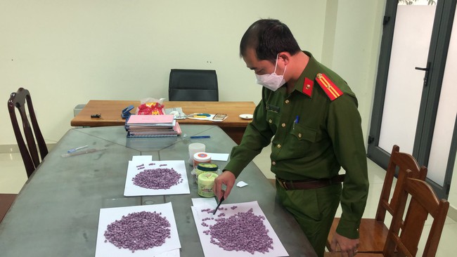 Hơn 4.000 viên ma túy đựng trong thùng xốp chuyển từ Hà Nội vào Đà Nẵng - Ảnh 2.