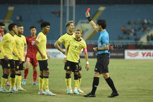 Trọng tài áp dụng điều luật nào của FIFA khi rút thẻ đỏ và thổi phạt đền Malaysia? - Ảnh 3.