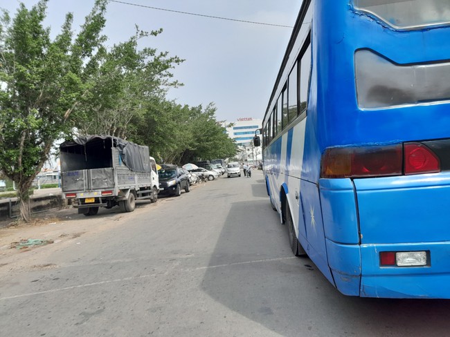 Long An: Hai Trung tâm đăng kiểm xe cơ giới trong tình trạng phải xếp hàng dài - Ảnh 2.