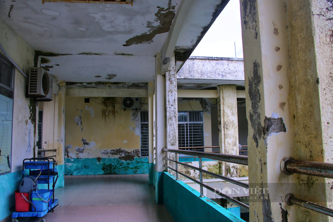 Đà Nẵng: Trung tâm y tế xuống cấp nghiêm trọng, bệnh nhân vừa khám vừa lo - Ảnh 2.