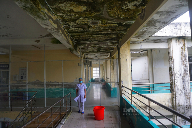Đà Nẵng: Trung tâm y tế xuống cấp nghiêm trọng, bệnh nhân vừa khám vừa lo - Ảnh 7.