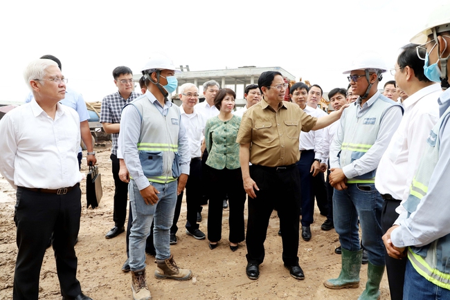 Thủ tướng Phạm Minh Chính yêu cầu Bình Dương đảm bảo hài hòa lợi ích giữa Nhà nước, người dân và doanh nghiệp trong quá trình triển khai các dự án. Ảnh: T.L